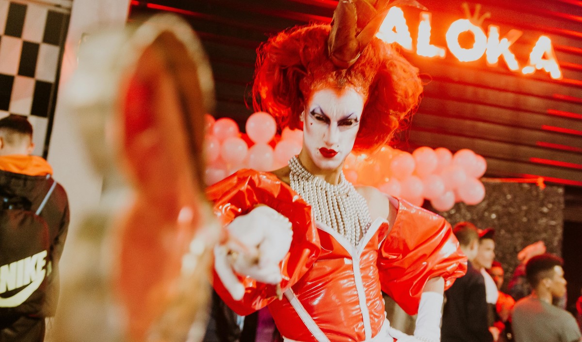 Завораживающая субкультура drag queens: что скрывается за ярким макияжем и эффектными костюмами?